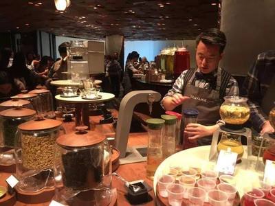 中国首家星巴克烘焙工坊开业,沉浸式体验版“梦幻咖啡工厂”。